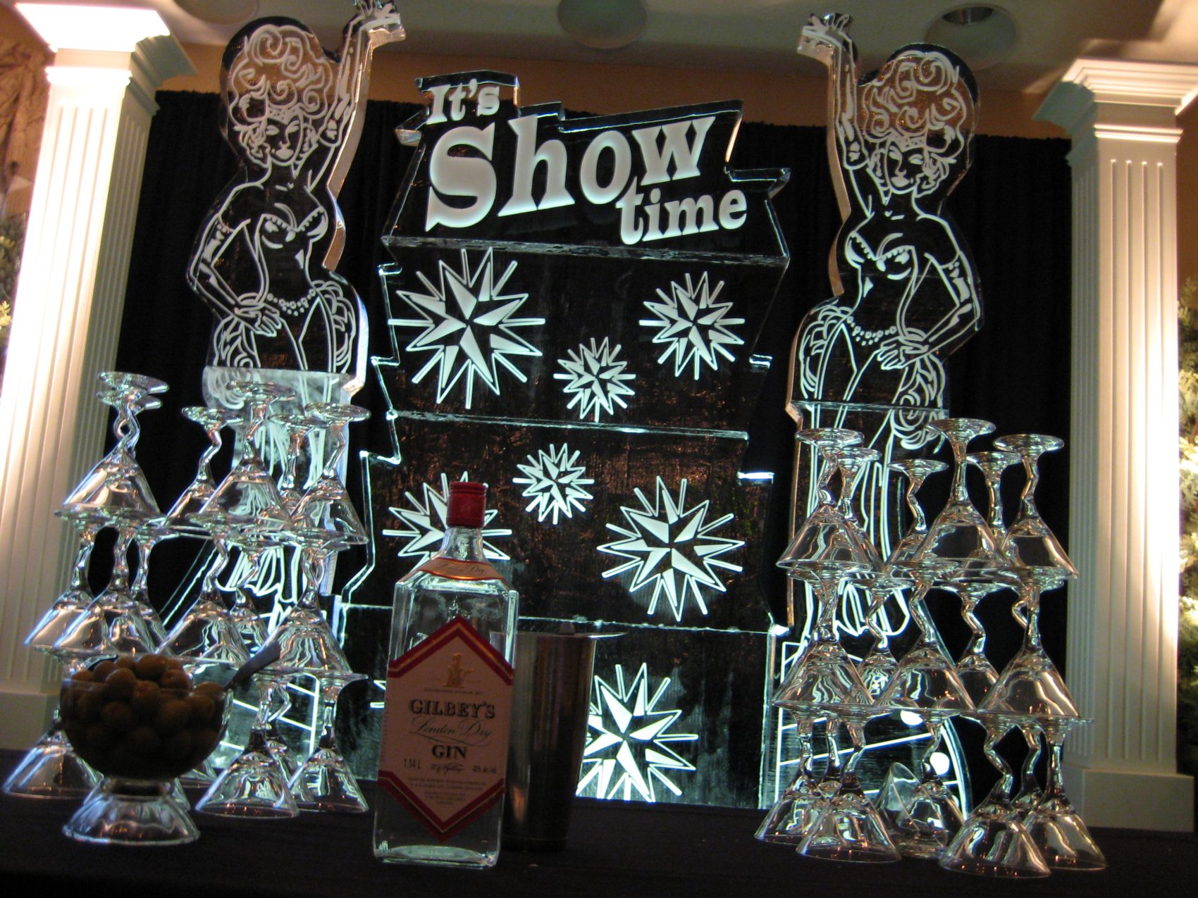 6 ft It's showtime logo